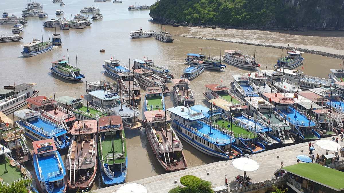 El area de aguas del puerto de Tian Cung - Tiung Goh, la bahia de Halong siempre esta en estado de desalentamiento. Imagen de Nguyen Hung