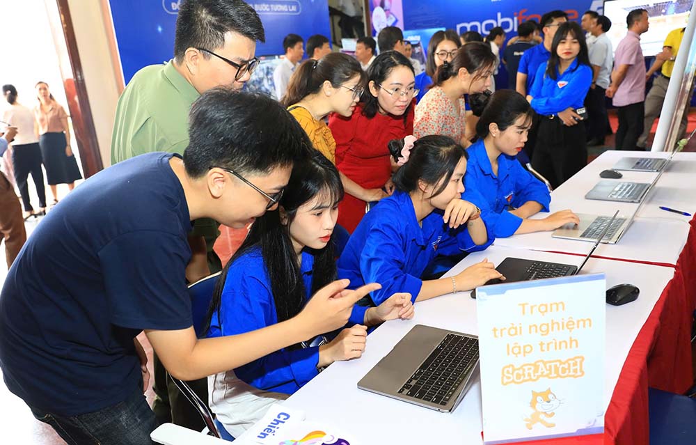 A large number of students and people attended the first AI Festival organized by Dien Bien province. Photo: Thanh Binh