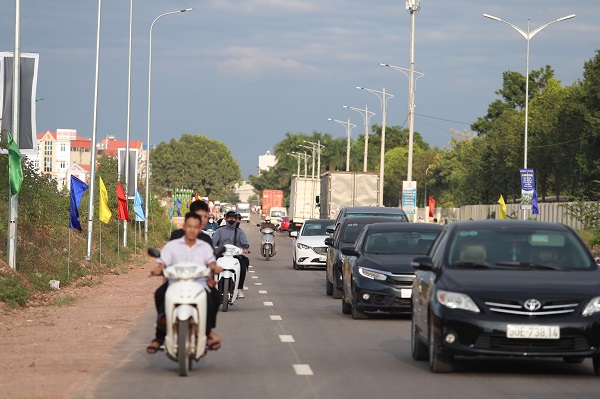 Officials who work on their own vehicles can be paid for fuel. Photo: Xuyen Dong
