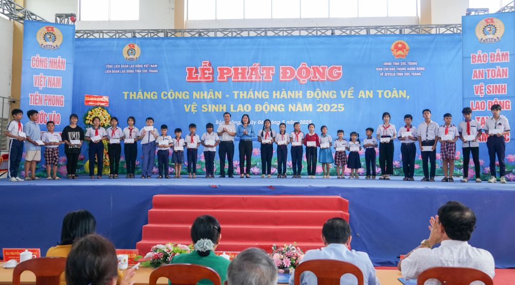 Trao tặng học bổng cho học sinh con đoàn viên công đoàn. Ảnh: Phương Anh