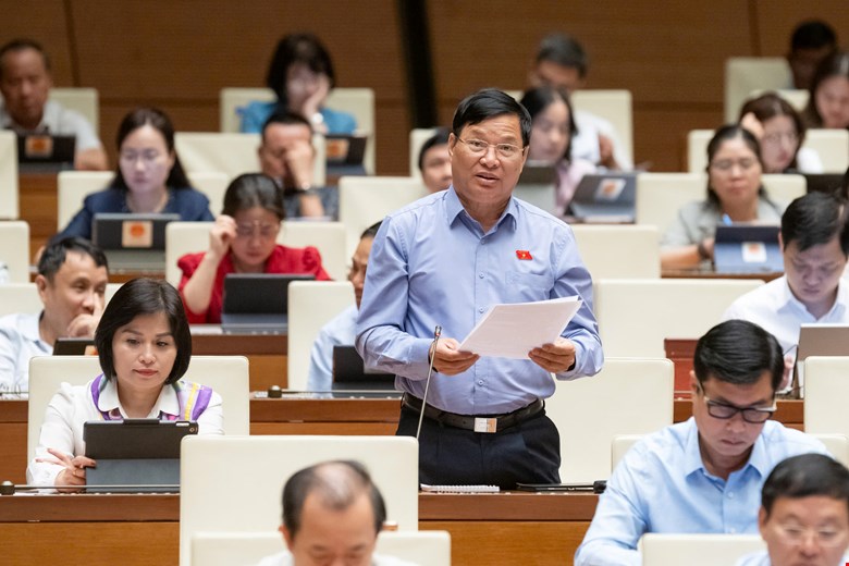 Dai bieu Quoc hoi Tran Van Tien dua y kien de xuat bo sung nhung viec giao vien khong duoc lam. Anh: Quochoi.vn