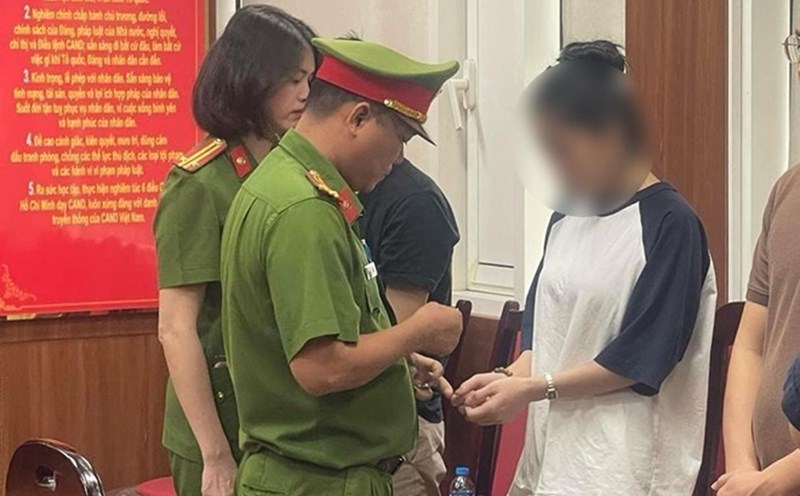 Hang "Du Cach" was temporarily detained on charges of deceiving customers and advertising food incorrectly. Photo: D. Trong