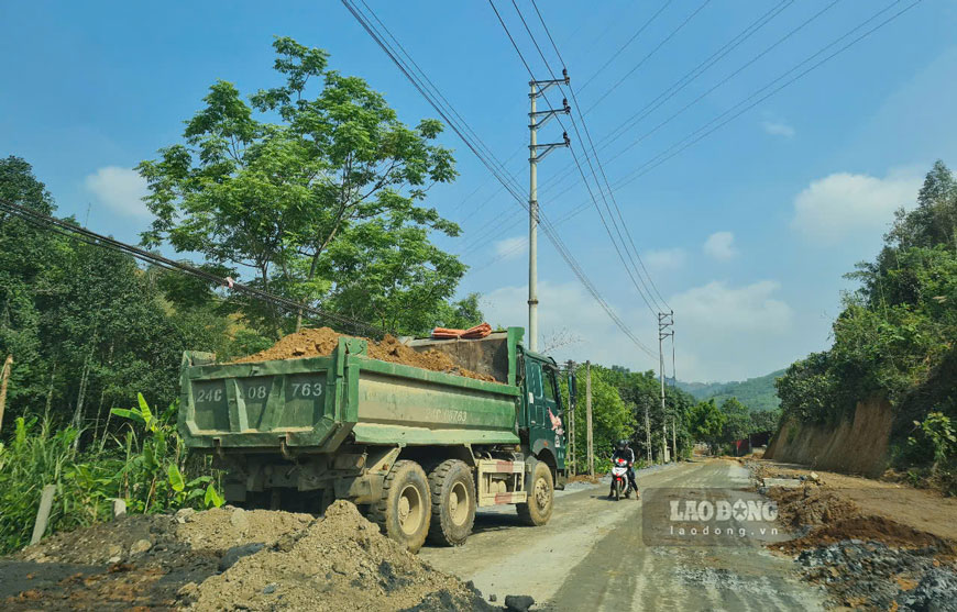 Nha thau lay dat tu cac qua doi phia sau du an Benh vien da khoa huyen Bao Yen de do nen duong.