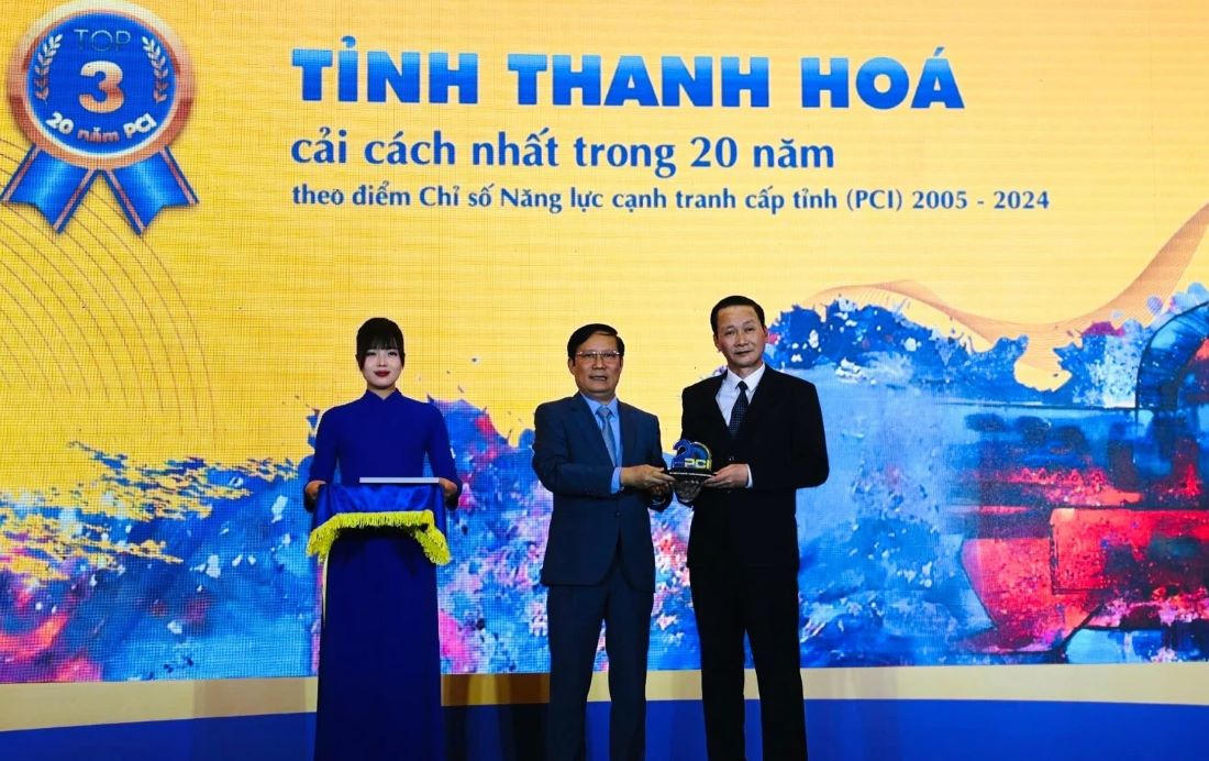 Do Minh Tuan, presidente de la Junta de la Provincia de Thanh Hoa (derecha), recibe el homenaje del presidente de la VCCI, Pham Tan Cong. Imagen de la pelicula