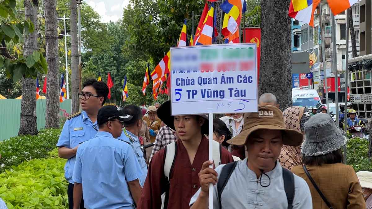 La gente de todas las provincias acudio a Vietnam del Sur (Distrito 10) para contemplar la liberacion. Foto: Como el cuello