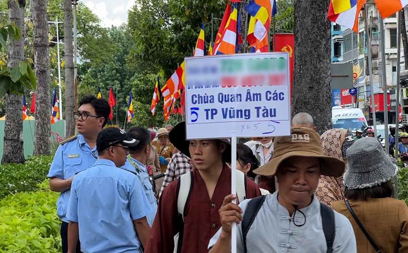 People from all over the provinces and cities come to Quoc Tu Vietnam (District 10) to wait and worship. Photo: Nhu Quynh