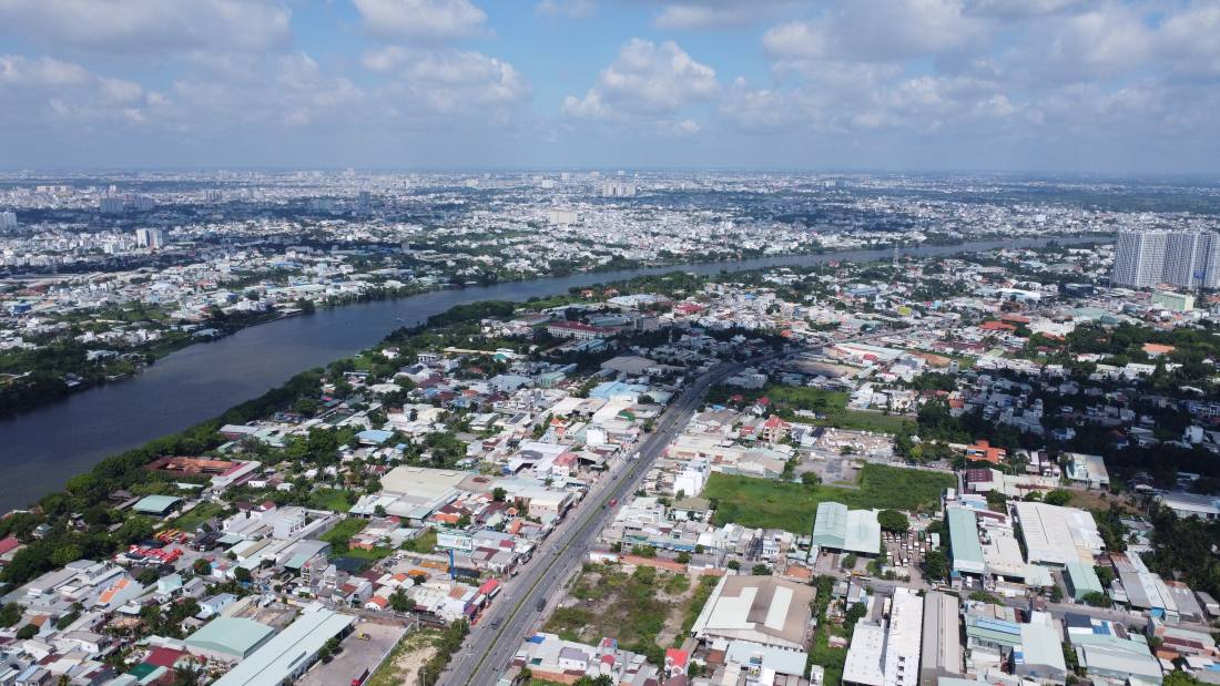 El Comite de Administracion de la Provincia de Binh Duong permite a una empresa cambiar el uso de la tierra para realizar un proyecto inmobiliario en el rio Saigon. Imagen: El peso