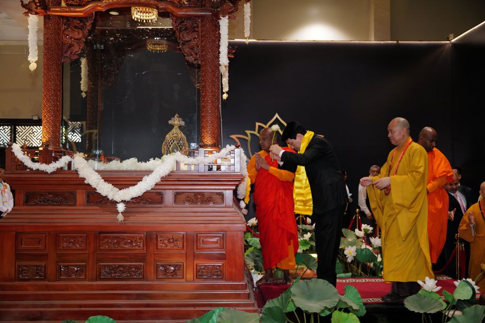 Uy vien Bo Chinh tri, Chu tich nuoc Luong Cuong chiem bai xa loi Duc Phat Thich Ca Mau Ni duoc ton tri tai chua Thanh Tam. Anh: Ban to chuc Vesak 2025