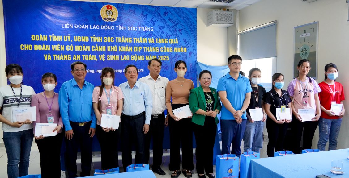 Lãnh đạo Tỉnh ủy, LĐLĐ tỉnh Sóc Trăng tặng quà cho đoàn viên, người lao động. Ảnh: Phương Anh