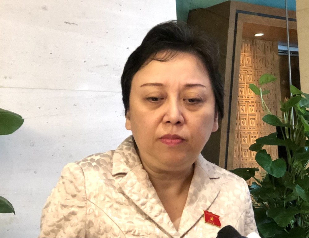 El delegado Pham Khanh Phong Lan, de la delegacion del Congreso de la Ciudad de Beijing, en el pasillo del Parlamento. Imagen de la ciudad de Phnom Penh