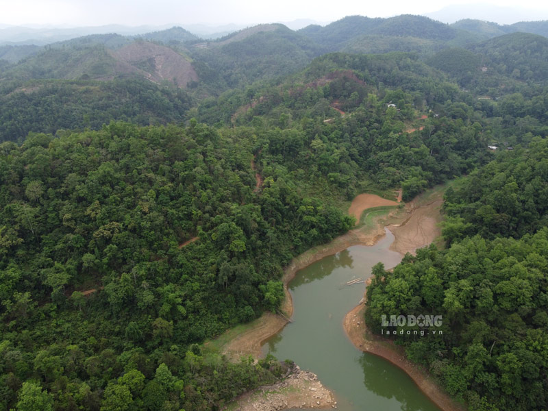 Ho thuy loi Khuoi Ang (xa Hoang Tung, Hoa An) muc nuoc xuong thap ro ret. Anh: Tan Van