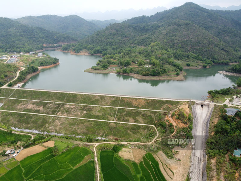 Ho Khuoi Khoan dam nhan vai tro cap nuoc tuoi tieu cho 454 ha dat canh tac tai cac xa Be Trieu (Hoa An), Hung Dao, Vinh Quang (thanh pho Cao Bang) the nhung hien tai muc nuoc cung da suy giam dang ke. Anh: Tan Van