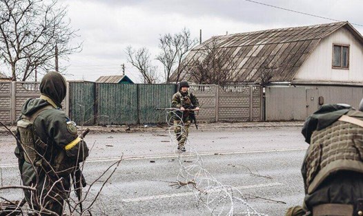 Các binh sĩ Ukraina ở Irpin, Ukraina. Ảnh: Xinhua