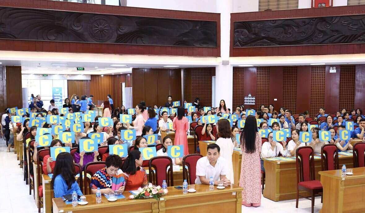 Union members and workers participate in activities of the "Learning about occupational safety and hygiene" Contest, the game "Choose the right price - Win the gift right away". Photo: Nguyen Nhan