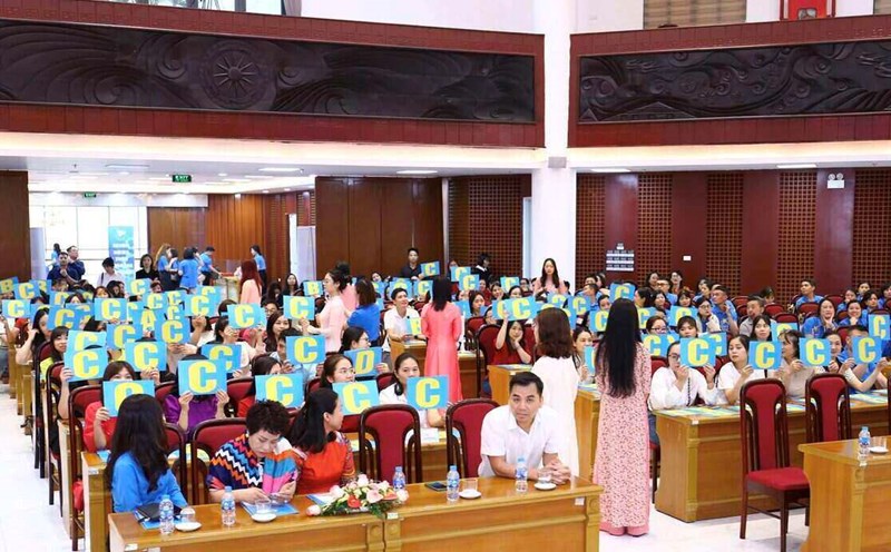 Union members and workers participate in activities of the "Learning about occupational safety and hygiene" Contest, the game "Choose the right price - Win the gift right away". Photo: Nguyen Nhan