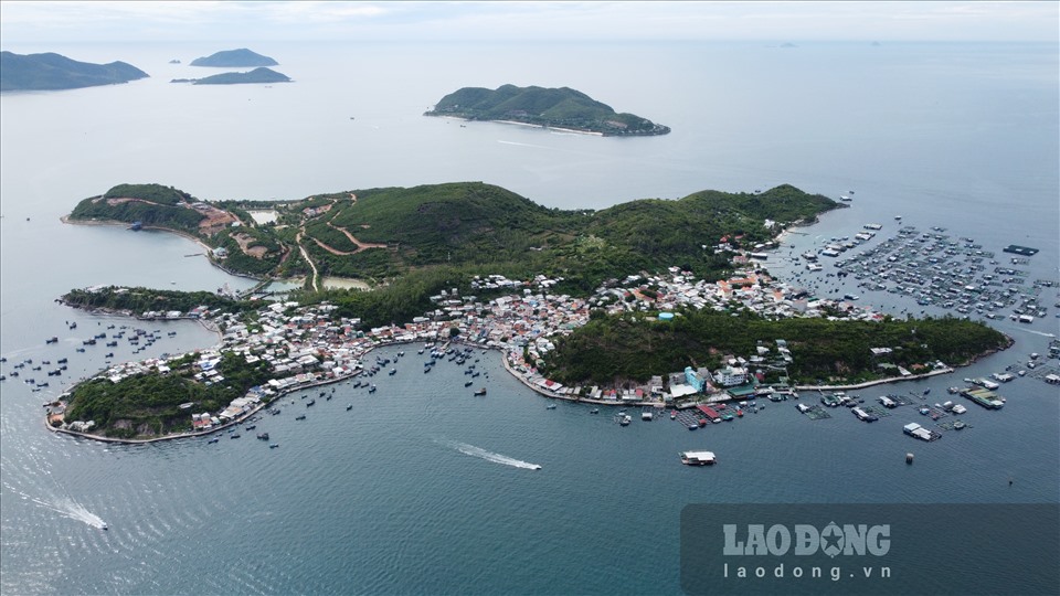 Los locales estan revisando, apretando las barcas flotantes de la marina en la bahia de Nha Trang. Imagen de Hyo Long