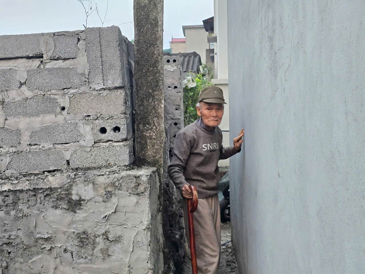 The People's Committee of Hoa Lu City will enforce to reopen the path for Mr. Vu Quoc Dang's family. Photo: Nguyen Truong