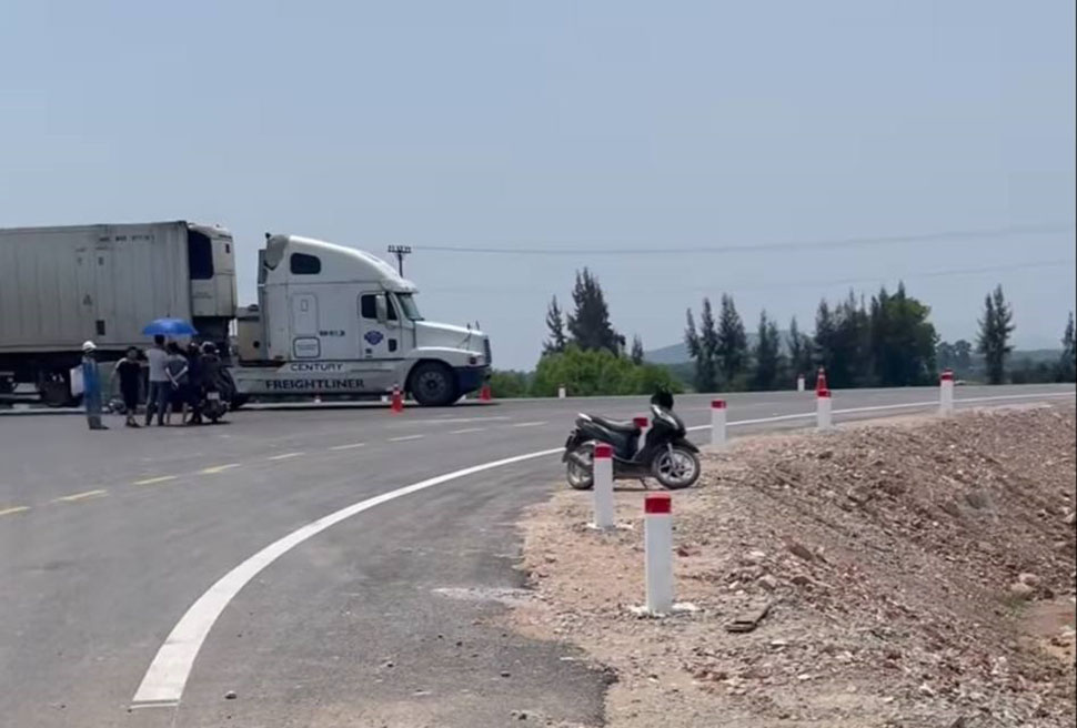 Hien truong vu tai nan giua xe dap voi xe container o xa Cam Quan khien nguoi phu nu di xe dap bi thuong. Anh: Thanh Binh.