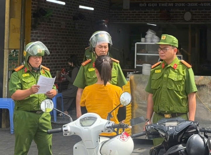 The Department of Administrative Management of the commune is slow to propagate and mobilize business households to sign a commitment not to illegally encroach on roads and sidewalks. Photo: Hai Phong City Police