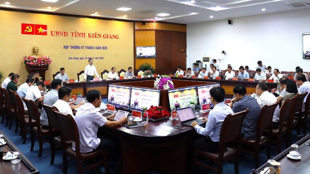 Chủ tịch UBND tỉnh Kiên Giang chỉ đạo tập trung tháo gỡ các khó khăn, vướng mắc cho nhà đầu tư và doanh nghiệp. Ảnh: Ngọc Mai