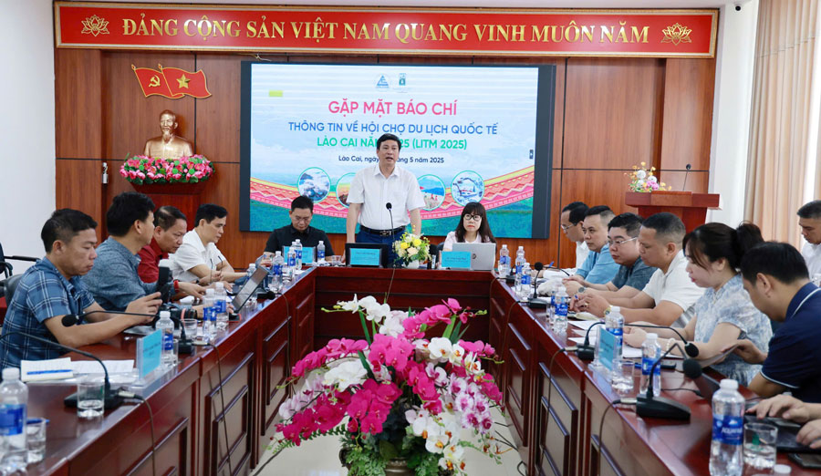 El Departamento de Cultura, Deportes y Turismo de la provincia de Lao Cai informa a las agencias de prensa sobre la Feria Internacional de Turismo de Lao Cai 2025. Imagen de Fueng Thao
