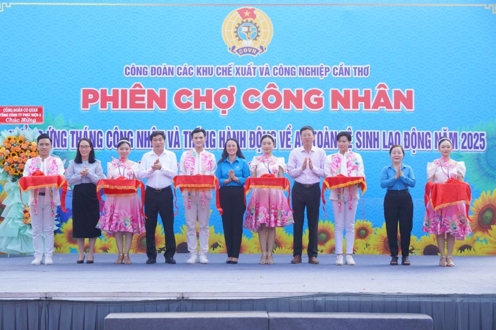 Cac dai bieu thuc hien nghi thuc Khai mac Phien cho cong nhan. Anh: Ta Quang