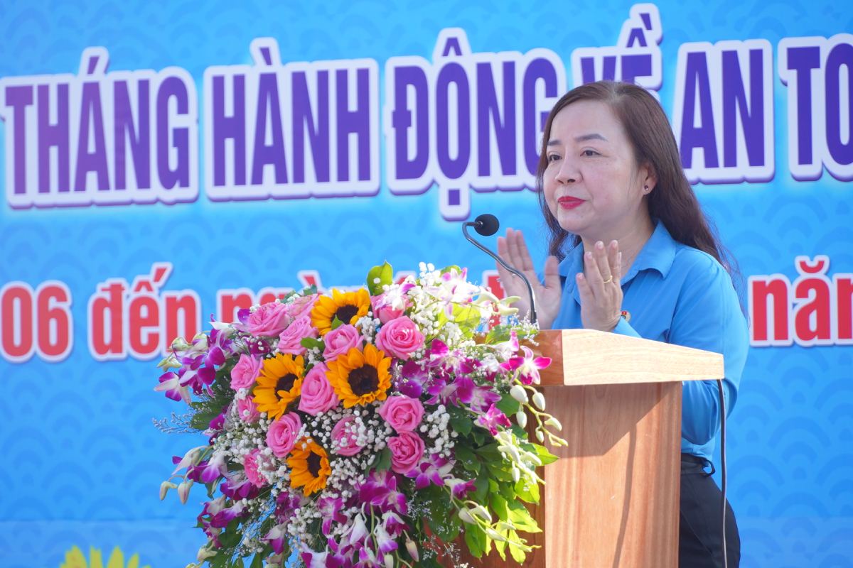 Ba Nguyen Thi Phuong Kieu – Chu tich Cong doan cac Khu che xuat va cong nghiep Can Tho phat bieu tai buoi le. Anh: Ta Quang