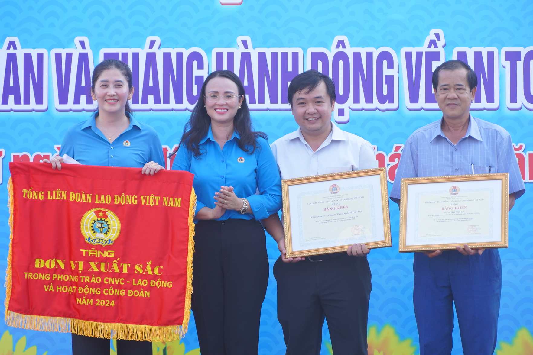 Chu tich LDLD TP Can Tho Le Thi Suong Mai trao co va bang khen cua Tong LDLD Viet Nam cho cac don vi. Anh: Ta Quang