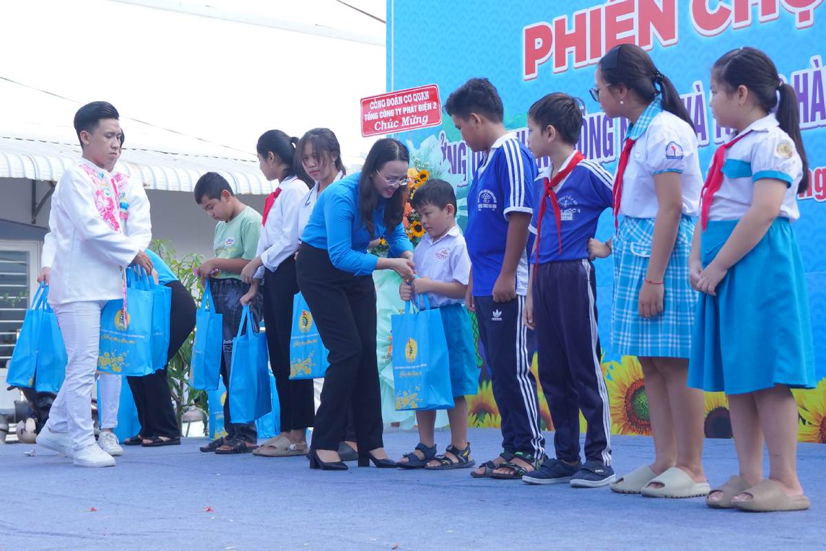 Chu tich LDLD TP Can Tho Le Thi Suong Mai trao hoc bong cho con cong nhan lao dong vuot kho hoc gioi. Anh: Ta Quang