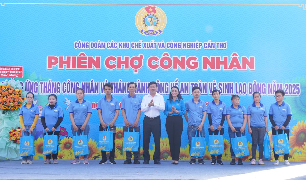 Cong nhan nhan qua. Anh: Ta Quang