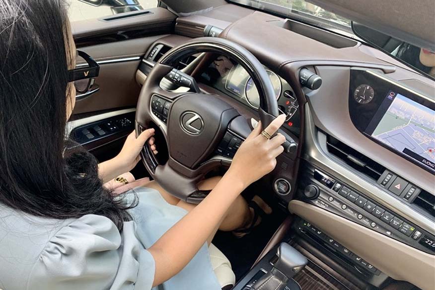 Los botones fisicos, que parecian obsoletos, estan siendo restaurados por muchos fabricantes de automoviles, con el fin de aumentar la visibilidad y garantizar la seguridad cuando el conductor necesita una manipulacion rapida. Imagen de la pelicula