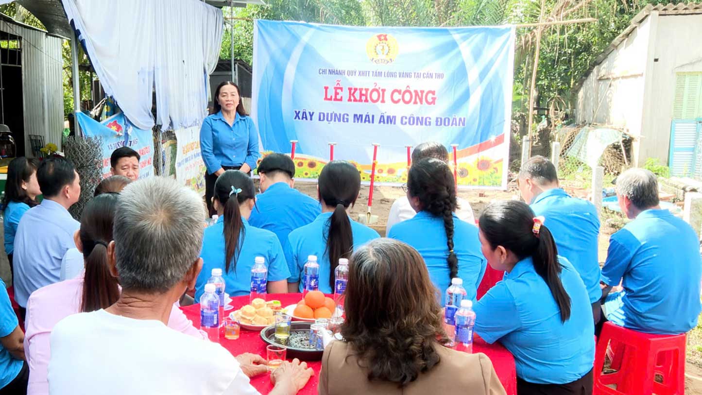 Phó Chủ tịch Thường trực LĐLĐ TP Cần Thơ Huỳnh Thị Hiền phát biểu tại lễ khởi công. Ảnh: LĐLĐ huyện Thới Lai