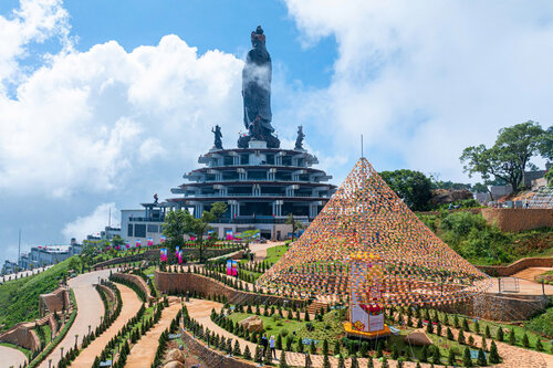 La hermosa montaña de la Señora Negra se prepara para la Fiesta de Vesak 2025. Foto de Sun World Ba Den Mountain, en la region de Ba Den