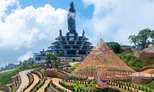 Đỉnh núi Bà Đen trang hoàng chuẩn bị đón Đại lễ Vesak 2025. Ảnh: Sun World Ba Den Mountain