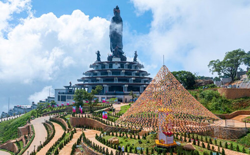 Ba Den Mountain Peak decorates to prepare for the 2025 Vesak Festival. Photo: Sun World Ba Den Mountain
