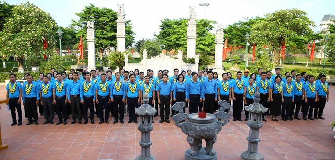 LĐLĐ tỉnh Quảng Bình dâng hương và báo công tại Đền thờ Bác Hồ