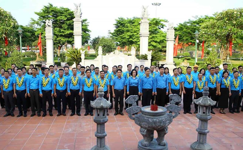 Quang Binh Labor Federation offered incense at Uncle Ho and the Heroic Martyrs Temple. Photo: Cong Sang