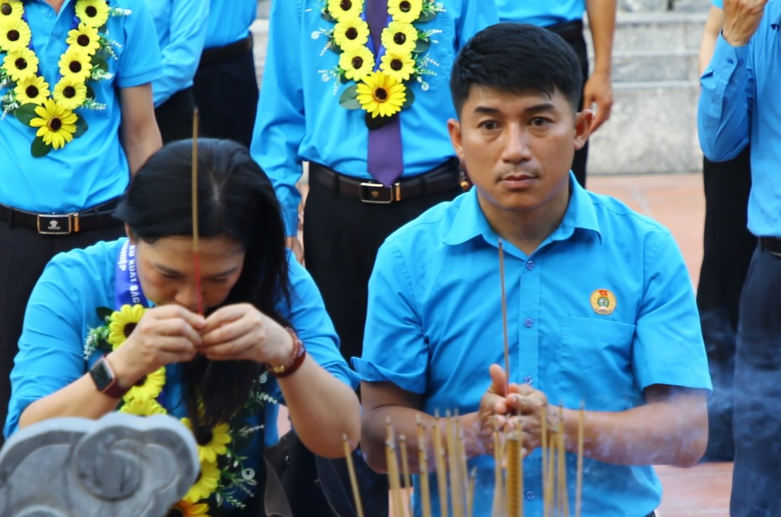 Các đoàn viên thắp hương lên Bác Hồ. Ảnh: Công Sáng
