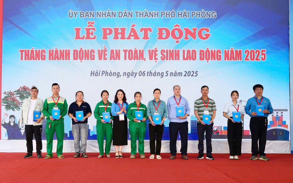 The Hai Phong City Labor Federation presented gifts to a number of victims and relatives of victims who had work accidents or occupational diseases in difficult circumstances. Photo: Hai Phong Portal