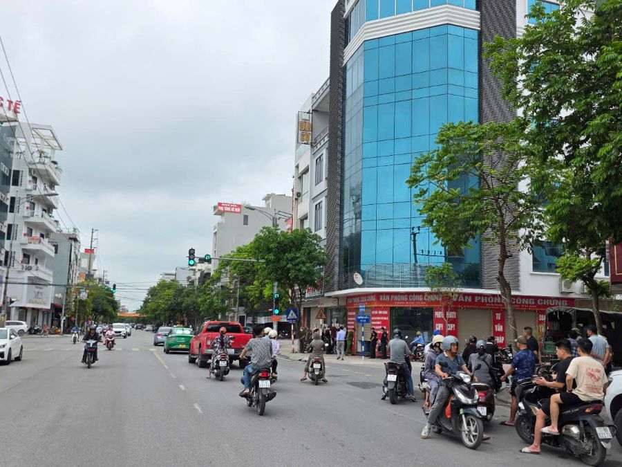 Sự việc cơ quan chức năng khám xét khẩn cấp văn phòng công chứng Đặng Ngọc Tuấn thu hút sự theo dõi, tò mò của rất nhiều người đi đường. Cảnh sát cơ động phải nhắc nhở các phương tiện di chuyển để tránh gây mất an ninh trật tự, ùn ứ giao thông. Ảnh: Trung Du 