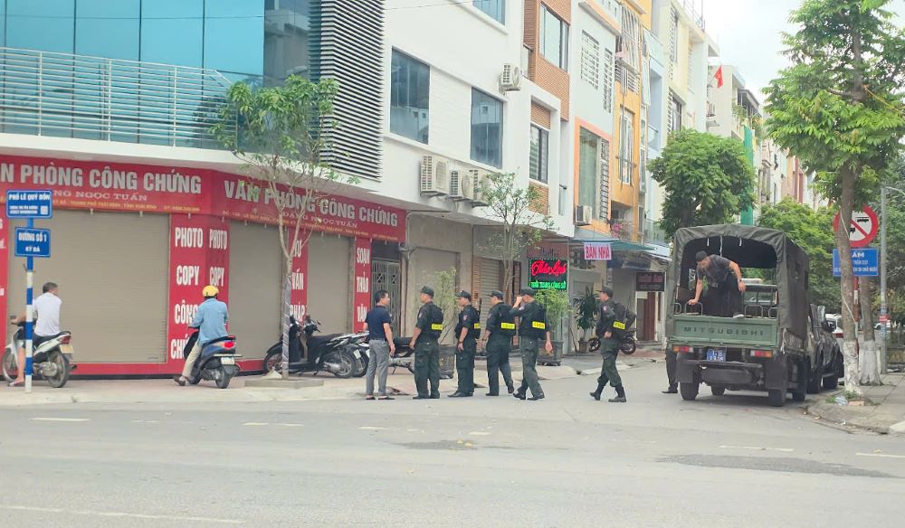 Khoảng 9h45 sáng 6.5, xe chở lực lượng cảnh sát cơ động Công an tỉnh Thái Bình bắt đầu xuất hiện trước cửa văn phòng công chứng Đặng Ngọc Tuấn. Ảnh: Trugn Du