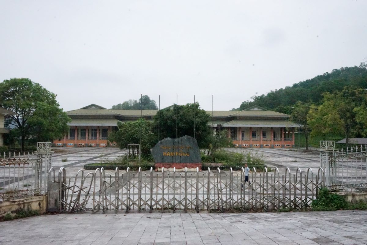 Ham Rong Conference Center (in Thanh Hoa City) has been abandoned for many years, causing waste. Photo: Quach Du