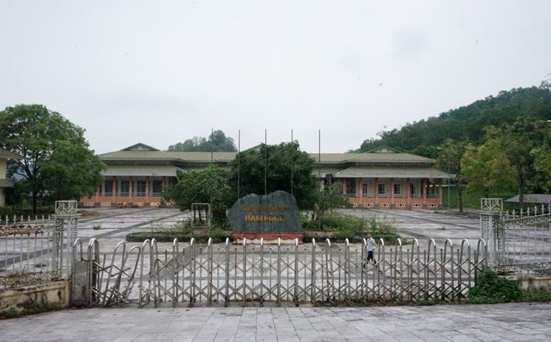 Ham Rong Conference Center (in Thanh Hoa City) has been abandoned for many years, causing waste. Photo: Quach Du