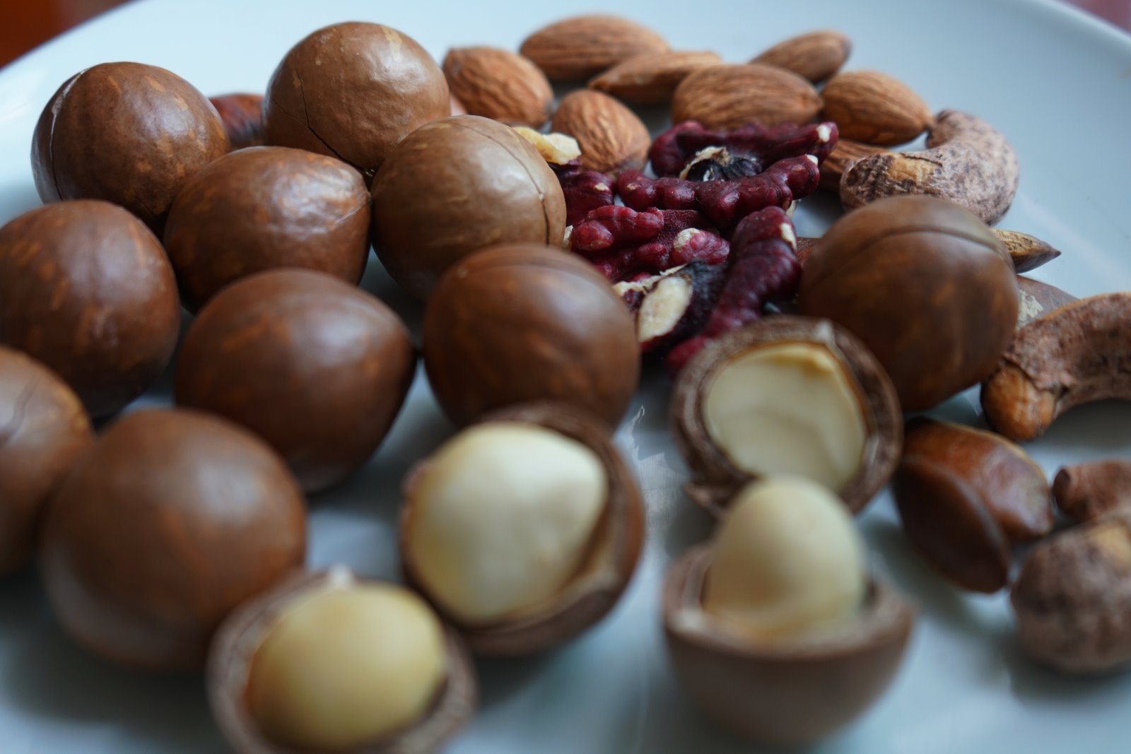 Nuts are rich in fiber, which supports weight loss. Photo: Thanh Thanh