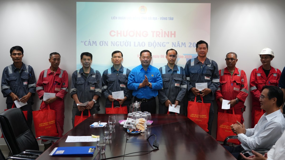 LĐLĐ tỉnh trao quà hỗ trợ các hoàn cảnh khó khăn trong chương trình. Ảnh: Thành An