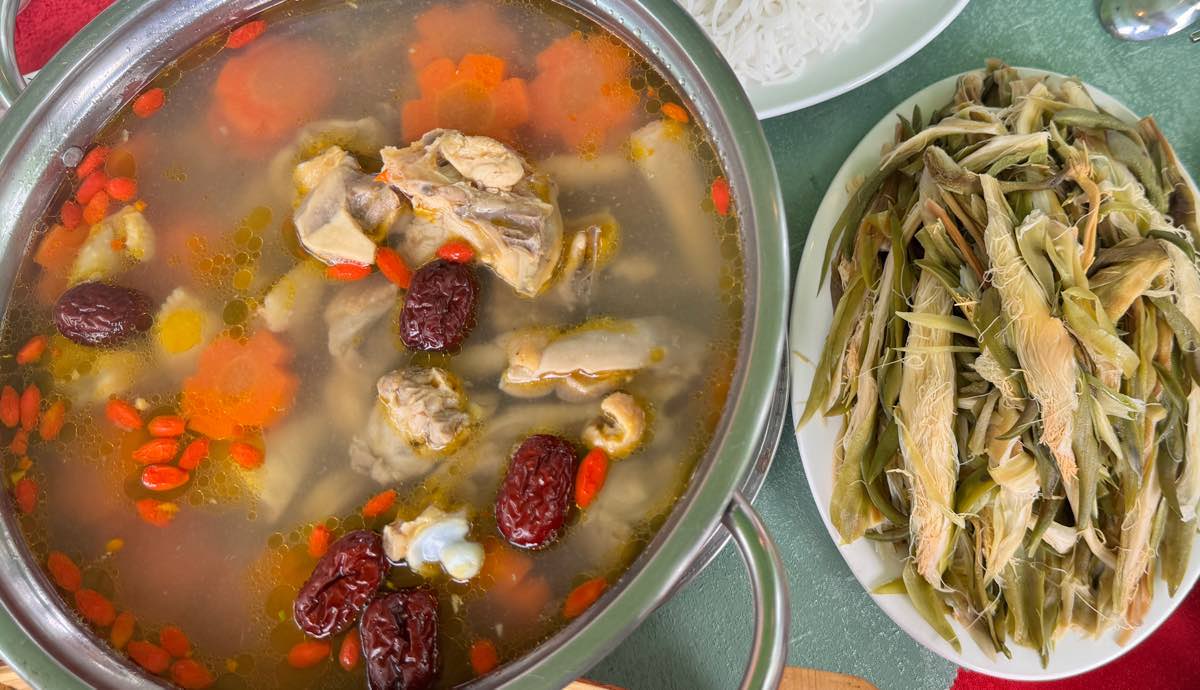 Mon lau kem bong thanh long mang ten lau hoa ba vuong. Anh: Duy Tuan