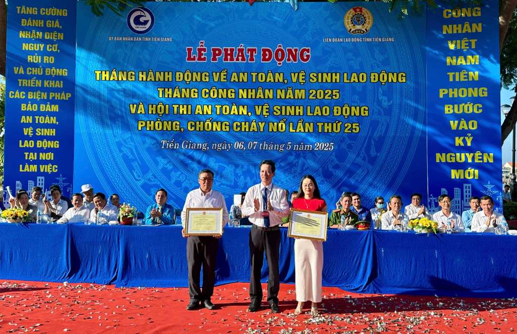 Trao bằng khen của Tổng LĐLĐ Việt Nam cho 2 tập thể. Ảnh: Thành Nhân