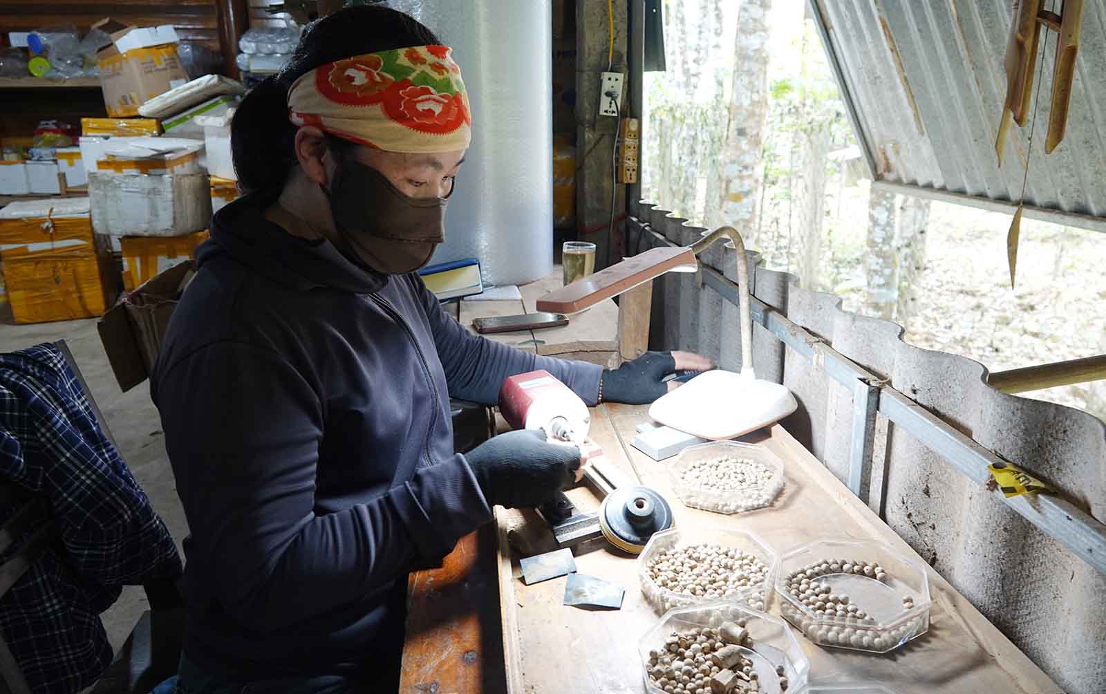 Thanks to working as an agarwood processing worker, Ms. Phuong has a stable income of 7 million VND/month. Photo: Tran Tuan.