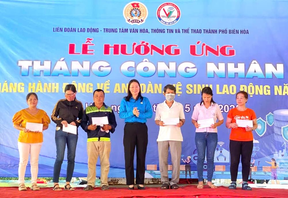 Ms. Bui Thi Nhan - Vice President of Dong Nai Provincial Federation of Labor presented gifts to workers in difficult circumstances and with serious illnesses in Bien Hoa City. Photo: Provided by the Union
