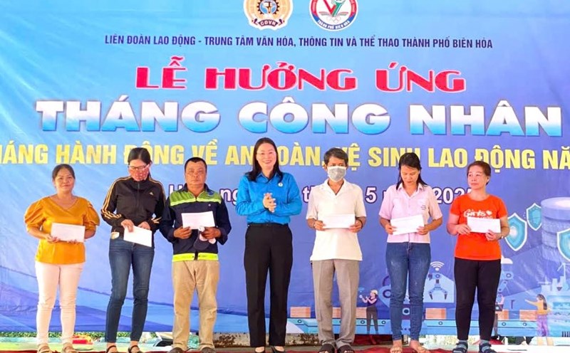 Ms. Bui Thi Nhan - Vice President of Dong Nai Provincial Federation of Labor presented gifts to workers in difficult circumstances and with serious illnesses in Bien Hoa City. Photo: Provided by the Union